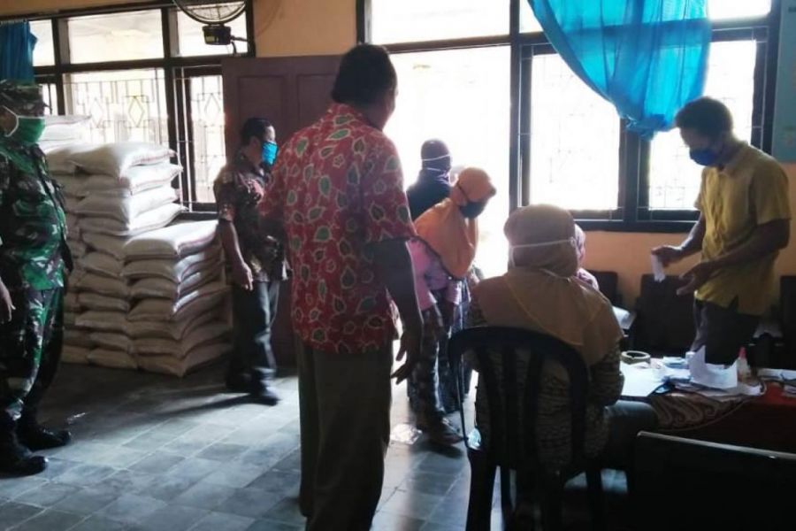 Koramil Tarub Bantu Pendisitribusian Bantuan Sembako Dari Pemkab Tegal