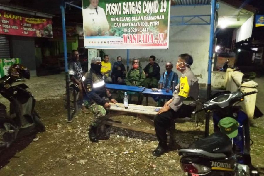 Bersama Bhabinkamtibmas, Babinsa Gumalar Cek Posko Satgas Covid 19