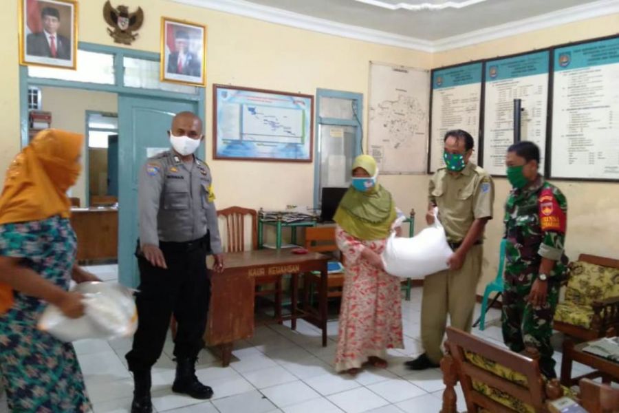 Pendampingan Babinsa Dan Bhabinkamtibmas Pada Pendistribusian Bantuan Untuk Warga Karanganyar