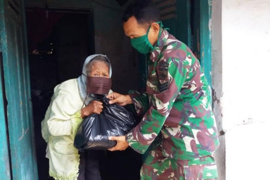 Sejumlah Lansia Mendapatkan Bantuan Sembako Dari Koramil Lebaksiu