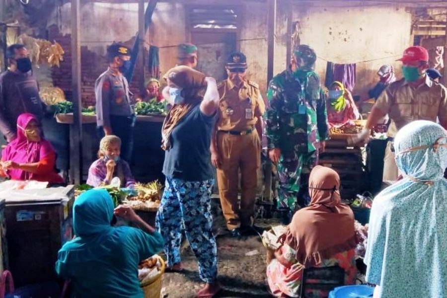Guna memutus Mata Rantai Penyebaran Covid 19, Dandim Tegal Berikan Sosialisasi Di Pasar Balamoa