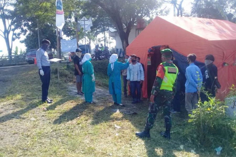 Anggota Koramil Margasari Melaksanakan Pemantauan Di Pos Pantau Terpadu Klonengan