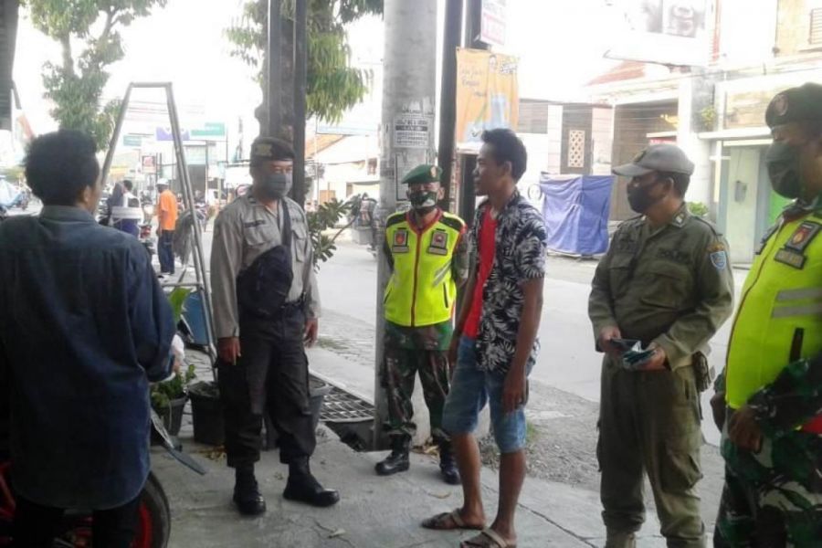 Himbauan Yang Disampaikan Petugas Gabungan Kepada Masyarakat Kramat