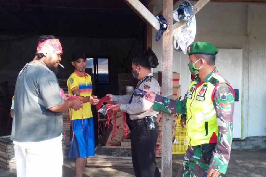 Gugus Tugas Covid-19 Kecamatan Kramat Bagikan Masker Kepada Warga Di TPI Larangan