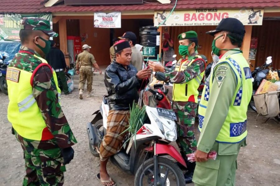 Petugas Gabungan Kembali Bagikan Masker Di Pasar Lebaksiu