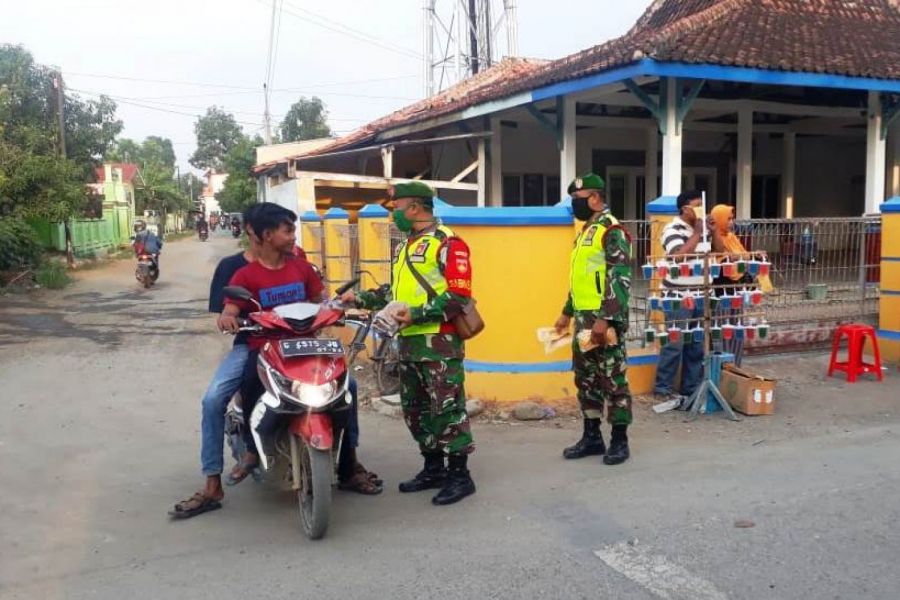 Anggota Koramil 06/Kramat Bagikan Masker Kepada Masyarakat