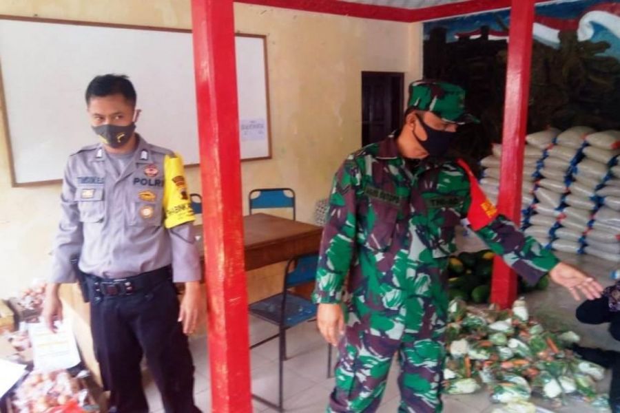 Babinsa Bersama Bhabinkamtibmas Desa Srengseng Melaksanakan Pendampingan Pembagian BPNT