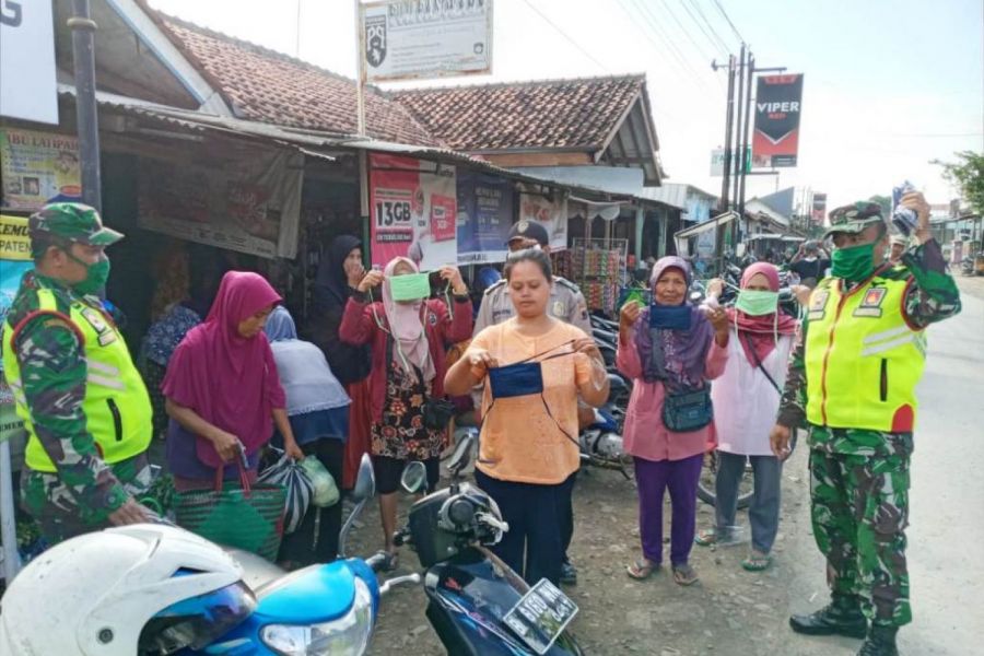 Pedagang Dan Penjual Di Pasar Krempyeng Mendapatkan Masker Dan Himbauan Dari Gugus Tugas Covid-19