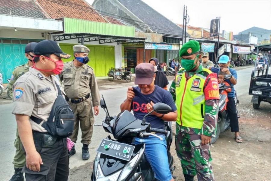 Petugas Gabungan Berikan Masker Kepada Pengguna Jalan Garuda Kemantran