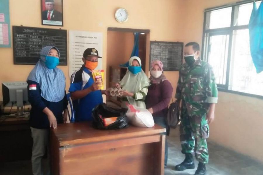 Babinsa Koramil 09/Tarub Berikan Pendampingan Penyaluran Bansos Di Balai Desa Kabukan