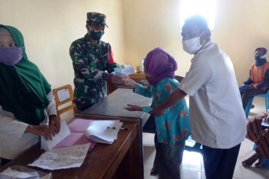 Anggota Koramil Kramat Kawal Dan Bantu Pembagian BLT DD Di Balai Desa Plumbungan