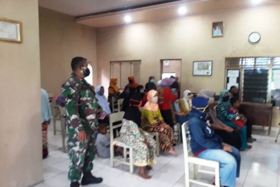 Babinsa Koramil Pagerbarang Laksanakan Pendampingan Pembagian BLT DD