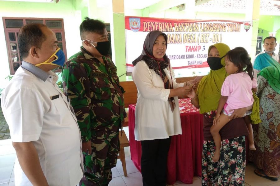 BLT DD Harjosari Kidul Di Distribusikan, Babinsa Berikan Pendampingan