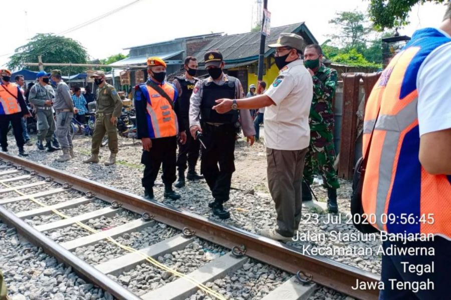 Anggota Koramil Adiwerna Bantu Penertiban Pedagang Sekitar Perlintasan Rel KA