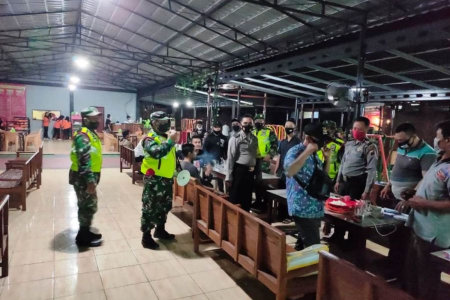Koramil Bersama Polsek Kedungbanteng Laksanakan Penegakan Protokol Kesehatan