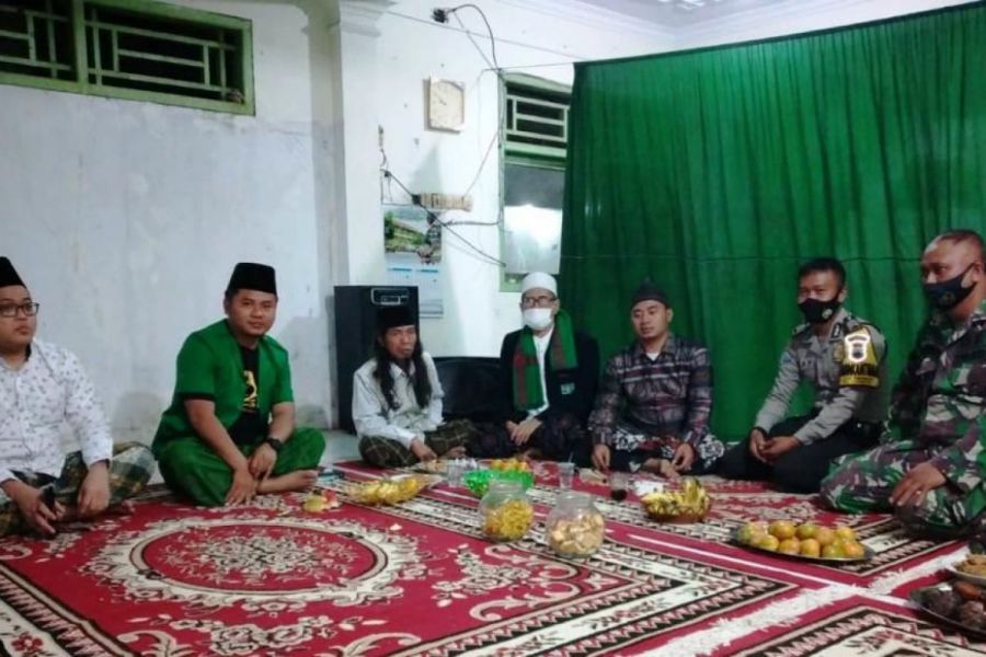 Membaur Bersama Masyarakat, Babinsa Yamansari Menghadiri Acara Haul Ke 67 KH. Muchsin Dan KH. Umar