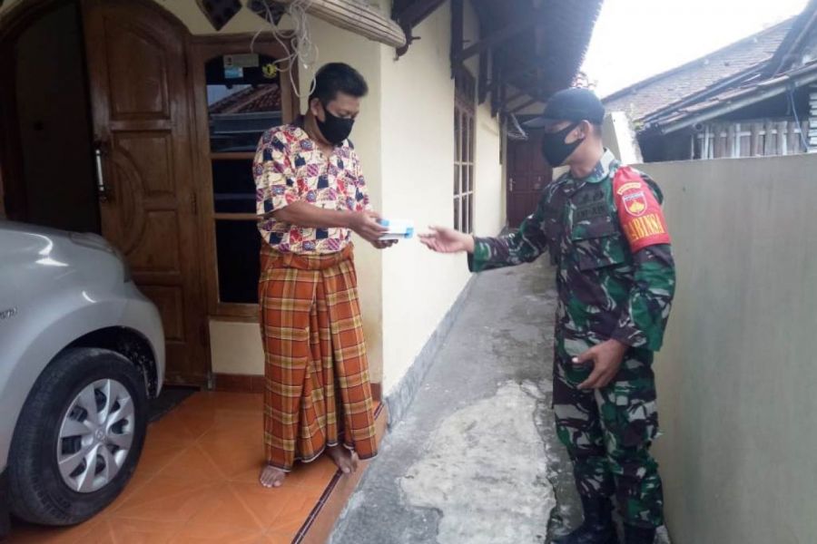 Babinsa Bersama Perangkat Desa Jatilaba Berikan Suplemen Kepada Warga