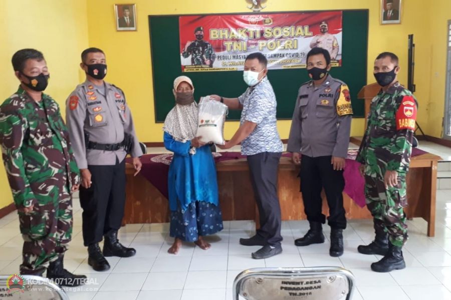 Babinsa Dukuhwaru Kawal Penyaluran Bantuan Beras