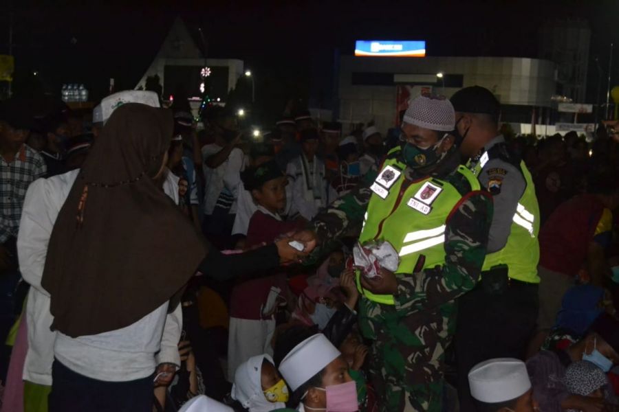 Babinsa Kodim 0712/Tegal Bagi-Bagi Masker Merah Putih