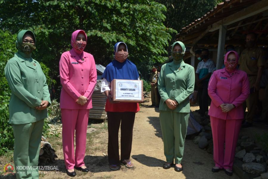 Ketua Persit Cab.XXII Kodim Tegal Membagikan Paket Sembako Kepada Warga Dukuh Kali Susu Kab.Tegal