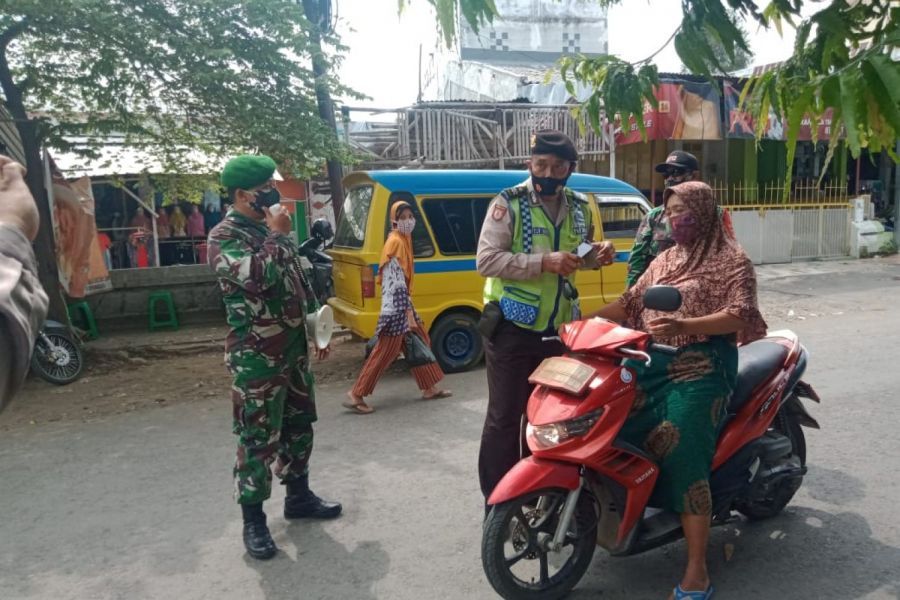 Koramil Dan Polsek Balapulang Sosialisasikan Gerakan 4 M Di Pasar Dan Pusat Keramaian