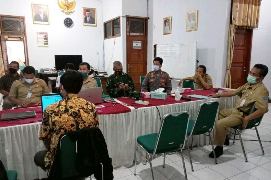 Pasi Intel Kodim Tegal Hadiri Rapat di Posko Satuan Tugas Civid -19 Kab Tegal