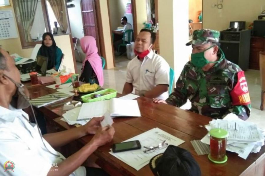 Babinsa Pangkah Komsos bersama perangkat Desa,Bahas Bantuan Langsung Tunai (BLT)