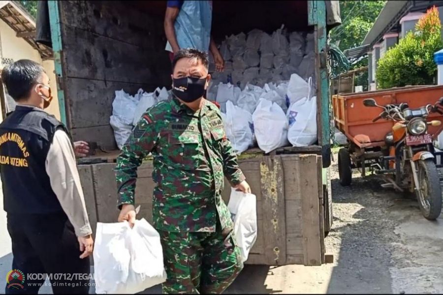 Peduli Pandemi Covid-19, Babinsa Tegal Selatan Bantu Bagikan Sembako ke Warga