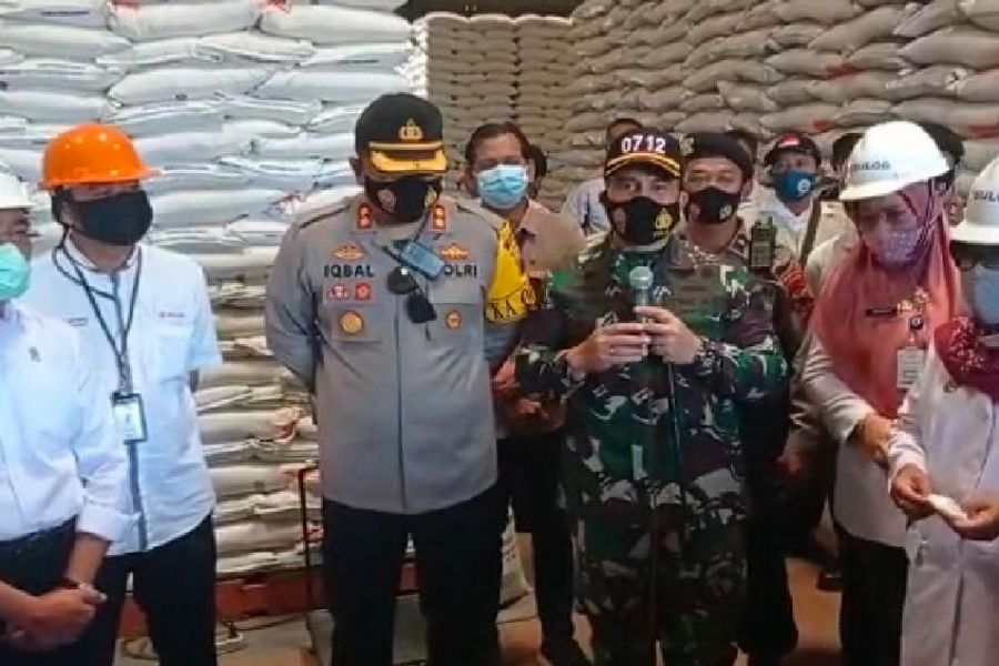 Menko PMK Tinjau Gudang Bulog Munjungagung Untuk Pastikan Kuantitas Dan Kualitas Stok Beras.