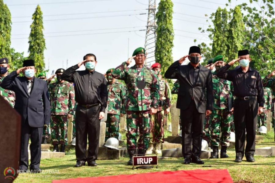 Kasad Pimpin Upacara Pemakaman Alm Jenderal TNI (Purn) Pramono Edhie Wibowo.