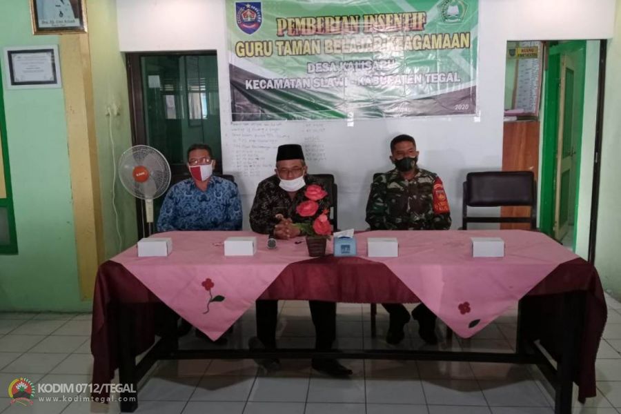 25 Guru Taman Belajar Keagamaan Desa Kalisapu mendapatkan dana Intensif