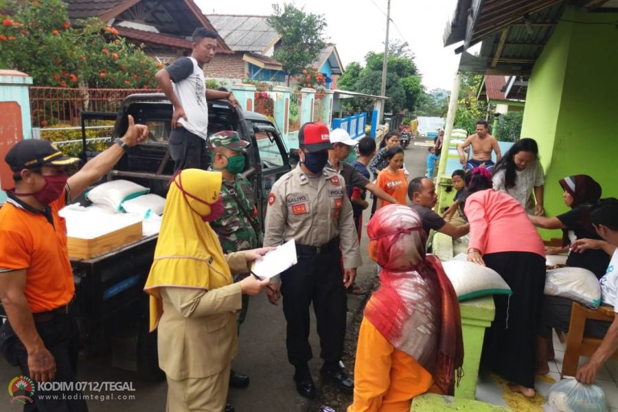 Babinsa Koramil 17/Balapulang Bantu Pendampingan dan Pengamanan Pendistribusian BLT APBN