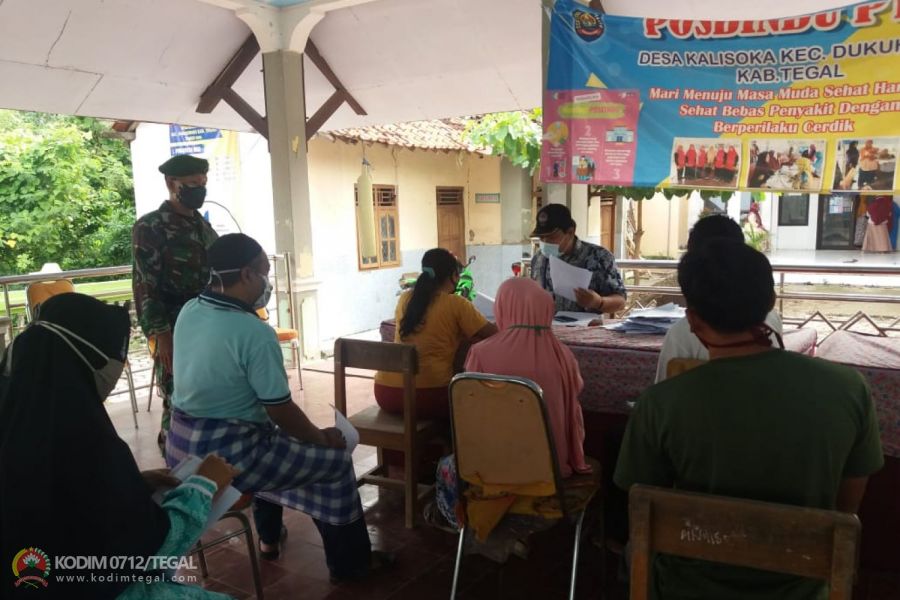 Babinsa Dukuhwaru Ikut Dampingi Penyaluran BLT DD Tahap Ke Tiga di Desa Kalisoka