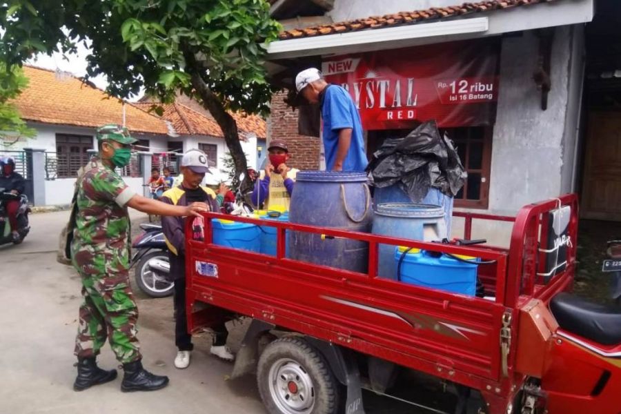 Babinsa Bersama Kades Brekat Siapkan Disinfektan Dan Himbauan Guna Penanggulangan Covid-19