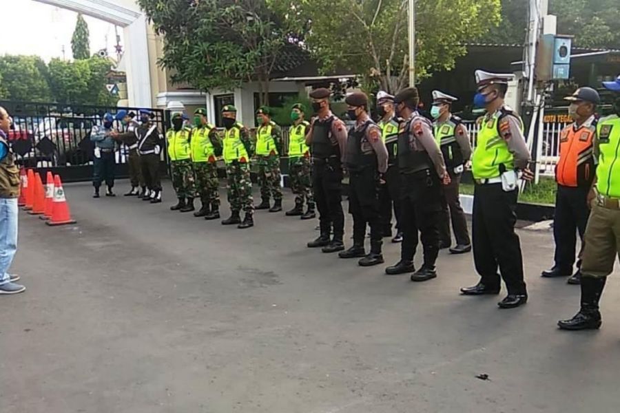 Jelang Pelaksanaan PSBB Kota Tegal, Anggota Kodim Tegal Ikuti Patroli Gabungan