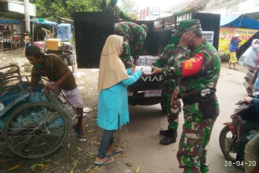 Koramil Adiwerna Bagikan Nasi Dus Hasil Dapur Umum Kodim 0712/Tegal