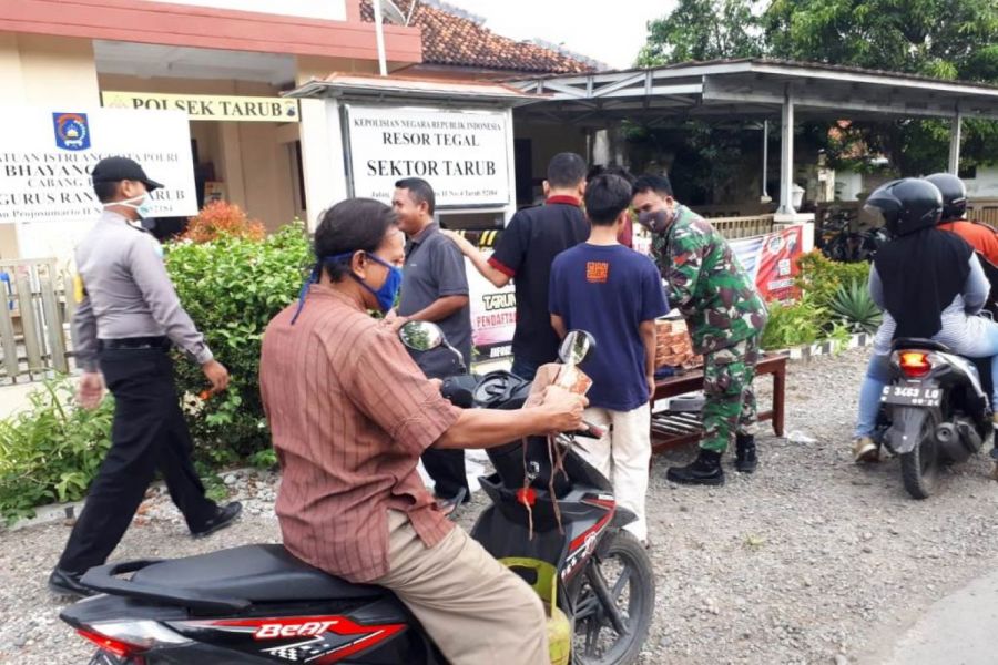 Koramil dan Polsek Tarub Berikan Takjil Dan Masker Gratis Kepada Pengguna Jalan