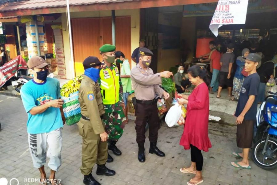 Himbauan Kepada Pedagang Dan Pembeli Di Pasar Pepedan Oleh Gugus Tugas Covid-19