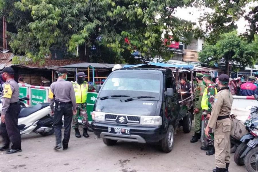 Patroli Dilaksanakan Oleh Gugus Tugas Covid 19 Adiwerna Di Pasar Bawang