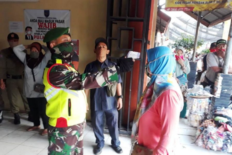 Pengecekan Suhu Badan Di Pasar Pepedan Dilakukan Tim Gugus Tugas Covid 19 Dukuhturi
