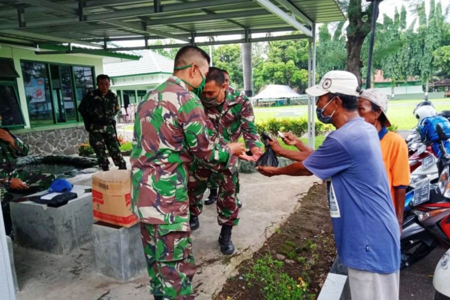 Kodim Tegal Bagikan Paket Berupa Telor Ayam Kepada Warga Kurang Mampu