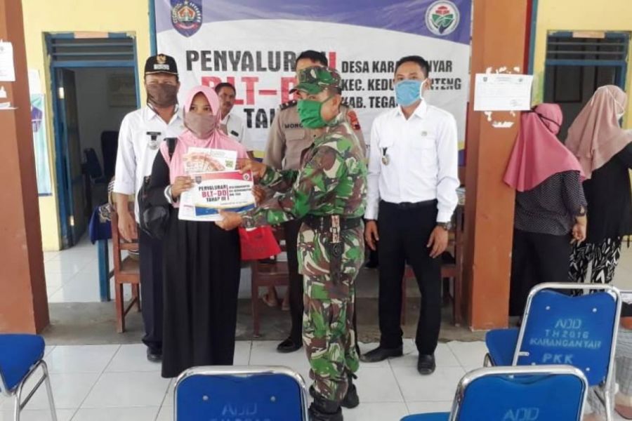Koramil Bantu Pendistribusian BLT DD Tahap III Di Desa Karanganyar