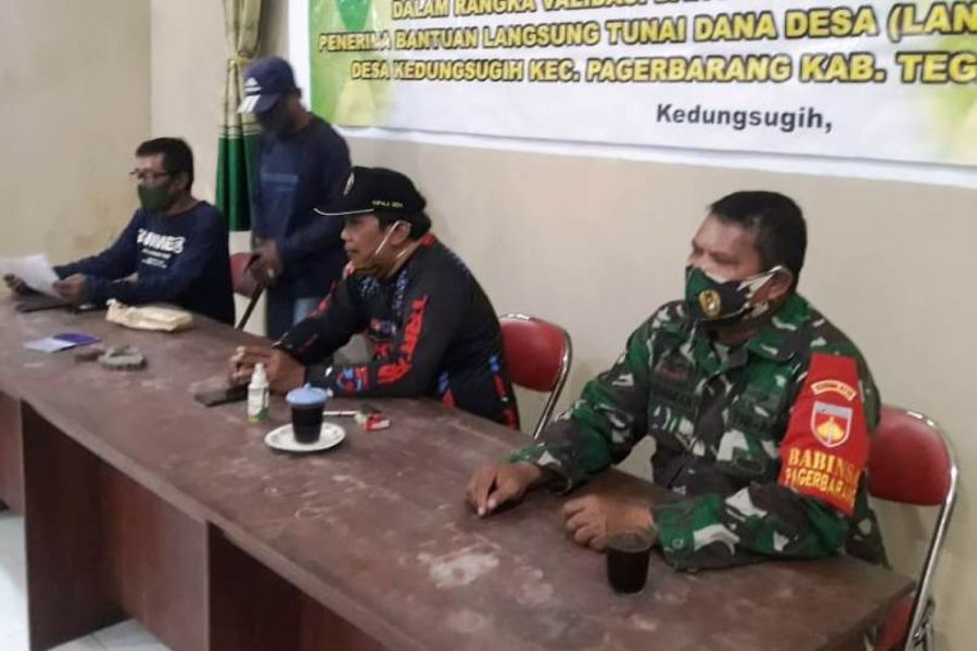 Babinsa Bersama Kades Kedungsugih Himbau Warga Agar Mematuhi Protokol Kesehatan Pada Pembagian BLT