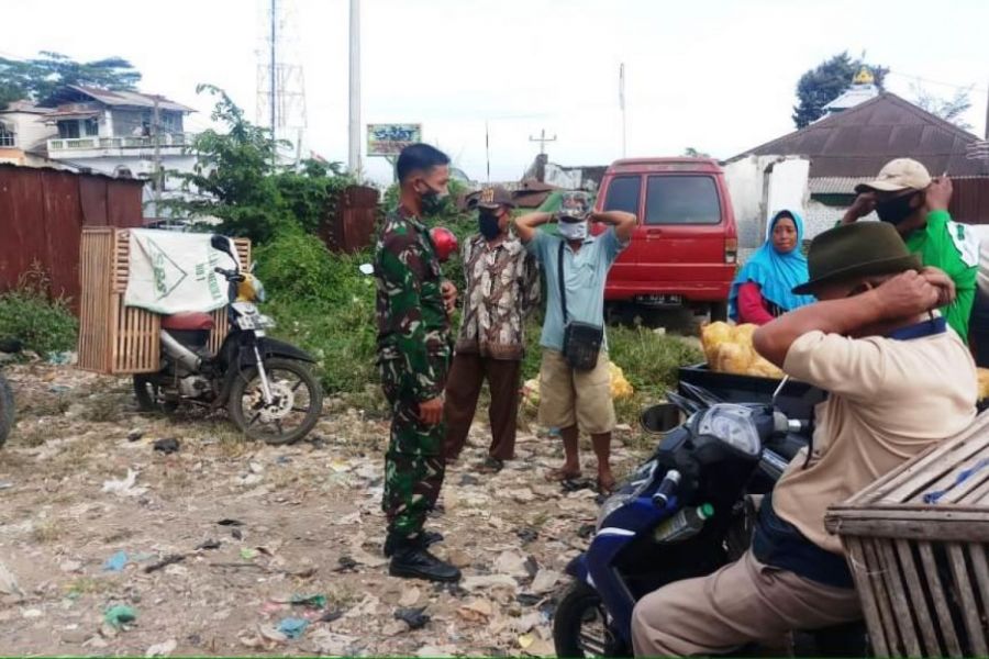 Babinsa Ingatkan Pedagang Pasar Bojong Untuk Selalu Memakai Masker