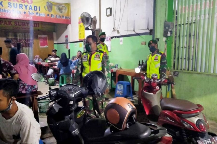 Anggota Koramil Talang Laksanakan Patroli Penegakan Protokol Kesehatan Pada Malam Hari