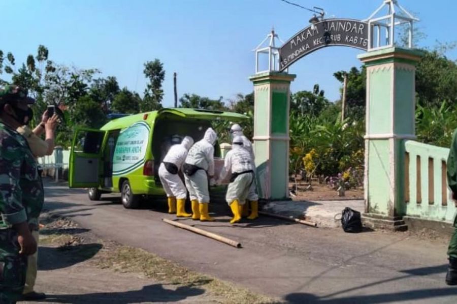Pemakaman Jenazah Di Tarub, Keluarga Hanya Melihat Dari Jauh