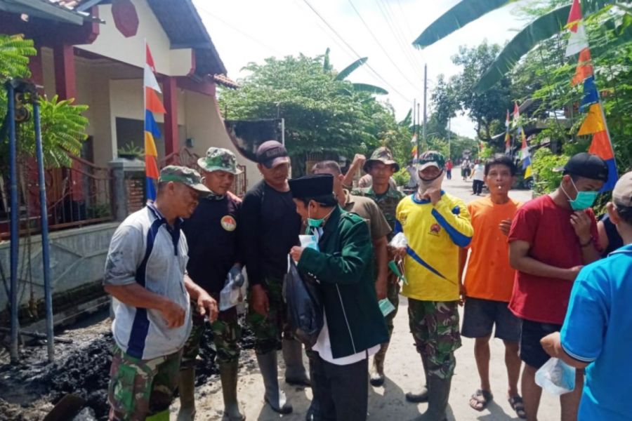 Habib Ali Bagikan Masker Kepada Anggota TNI Dan Warga Yang Sedang Melaksanakan TMMD