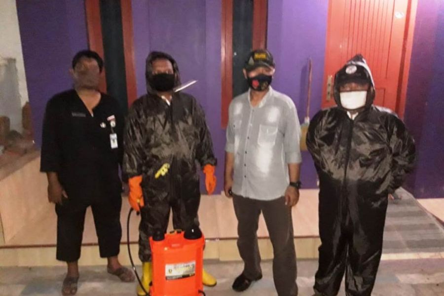 Antisipasi Penyebaran Covid 19, Babinsa Dan Tim Gugus Tugas Covid 19 Panggung Semprotkan Disinfektan