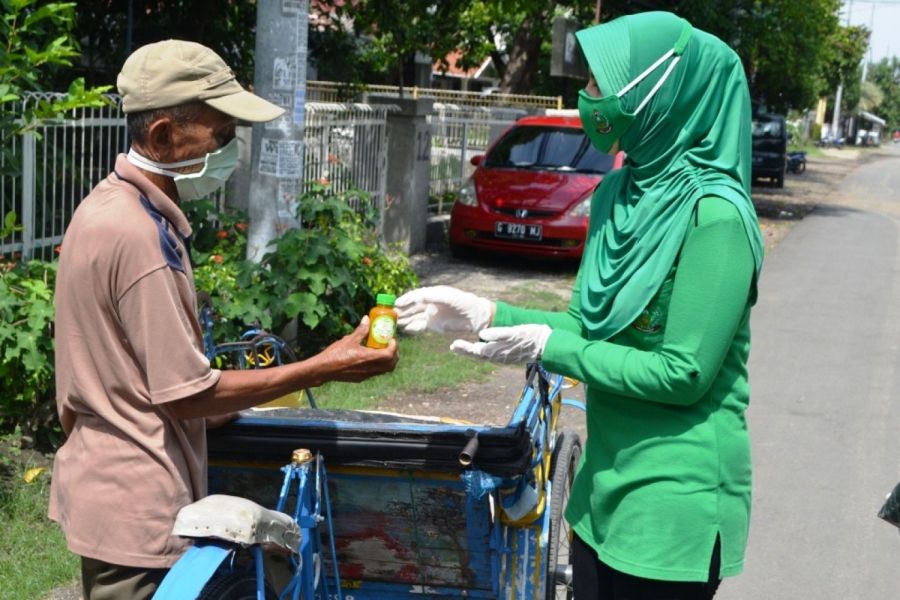 Persit Kodim Tegal Bagikan Jamu Suplemen Kepada Warga Sekitar