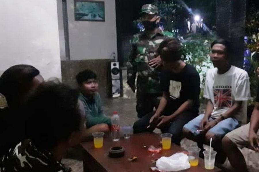 Patroli Malam Sambangi Warga Yomani
